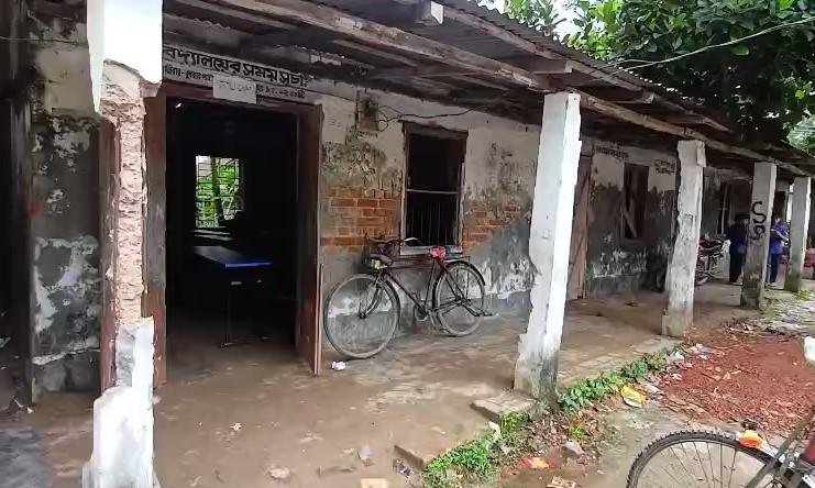 বৃষ্টি হলেই শ্রেণিকক্ষে পানি, ময়লা-আবর্জনায় ঘেরা পরিবেশে চলছে পাঠদান
